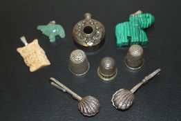 THREE SILVER THIMBLES TOGETHER WITH A SELECTION OF TRINKETS AND SHELL PINCERS -APPROX 38.1 G