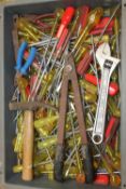 A TRAY OF HANDTOOLS TO INCLUDE MOSTLY SCREWDRIVERS