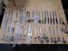 A COLLECTION OF VARIOUS VINERS CUTLERY / FLATWARE - TWO PATTERNS TOGETHER WITH A SELECTION OF