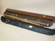 A COLLECTION OF VINTAGE SNOOKER CUES TO INCLUDE A MAHOGANY CASED EXAMPLE (4)