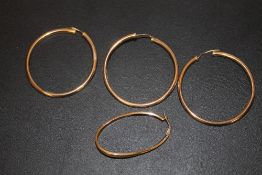 A SELECTION OF ASSORTED 9 CARAT GOLD HOOP EARRINGS, APPROX WEIGHT 4.2G
