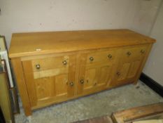 A LARGE OAK DRESSER WITH THREE DRAWERS ABOVE CUPBOARDS, H 89 CM, W 198 CM, D 63 CM
