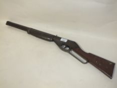 A FAIRGROUND STYLE RIFLE, OVERALL LENGTH 75 CM