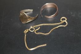 TWO HALLMARKED 9 CARAT GOLD RINGS, BOTH SPLIT, TOGETHER WITH A 9 CARAT GOLD BRACELET (SNAPPED)