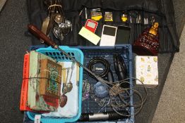 A BOX OF COLLECTABLES TO INCLUDE FLATWARE, VINTAGE JIGSAWS, ARCHEOLOGY SET ETC.