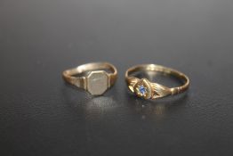 A HALLMARKED 18 CARAT GOLD RING TOGETHER WITH A 9 CARAT GOLD SIGNET RING, APPROX COMBINED WEIGHT 2.