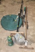 A SMALL SELECTION OF GARDEN TOOLS, RACK ETC