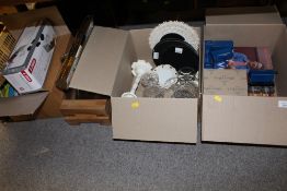 A QUANTITY OF HOUSEHOLD SUNDRIES TO INCLUDE CORGI CAMEO COLLECTION TOY CARS, BRASS PICTURE LIGHT