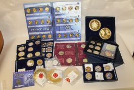 A COLLECTION OF MODERN COMMEMORATIVE COINS TO INCLUDE GOLD PLATED EXAMPLES, FIVE POUND COINS,