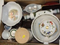 A TRAY OF ASSORTED CERAMICS TO INCLUDE PORTMEIRION BOTANIC GARDEN, CARLTONWARE ROUGE ROYALE ETC