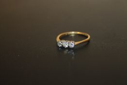 AN 18 CARAT GOLD THREE STONE DIAMOND RING, APPROX WEIGHT 1.7G