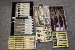 A COLLECTION OF BOXED AND CASED FLATWARE TO INCLUDE KINGS PATTERN EXAMPLES