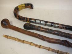 A COLLECTION OF VINTAGE WALKING CANES TO INCLUDE A CARVED BAMBOO EXAMPLE (SPLIT)