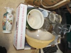 A BOX OF KITCHENALIA TO INCLUDE BOWLS