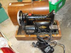 A VINTAGE CASED SINGER SEWING MACHINE