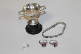 A SMALL BOX CONTAINING SILVER RINGS BRACELET AND EARRINGS, AND A SMALL HALLMARKED SILVER TROPHY