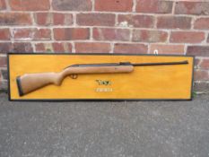A WALL MOUNTED AIR RIFLE SHOP DISPLAY ADVERTISING SIGN FOR THE BSA AIRSPORTER L 122 CM, H 30 CM