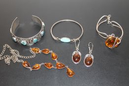 AN AMBER & SILVER JEWELLERY SET TOGETHER WITH TURQUOISE & SILVER BANGLES -- APPROX 62 G