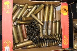 A COLLECTION OF INERT BRASS MILITARY SHELL CASES TO INCLUDE 30MM ROUNDS, BULLET BELT ETC.