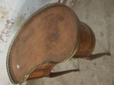 AN ORNATE INLAID KIDNEY SHAPED SIDE TABLE WITH BRASS GALLERY DETAIL