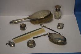 A COLLECTION OF HALLMARKED SILVER AND WHITE METAL ITEMS TO INCLUDE A BUTTON HOOK SILVER TOPPED