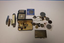 A QUANTITY OF COLLECTABLES TO INCLUDE PEN KNIVES, COINS, THIMBLES ETC