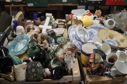 FOUR TRAYS OF CERAMICS TO INCLUDE WEDGWOOD, BLUE AND WHITE ETC (TRAYS NOT INCLUDED)