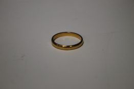 A 22 CT GOLD WEDDING BAND APPROX 3.2 GRAMS