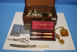 A MAHOGANY BOX OF COLLECTABLES, to include grape scissors, silver handle cake slice etc