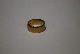 A 9 CT GOLD WEDDING BAND APPROX 7.5 GRAMS