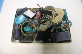 A QUANTITY OF ASSORTED COSTUME JEWELLERY INCLUDING BRACELETS
