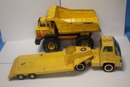A VINTAGE TONKA YELLOW ARTICULATED LORRY AND TRAILER, together with a vintage Tonka XMB975 yellow