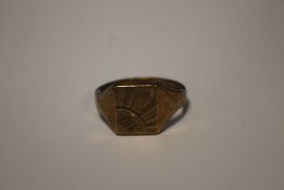 A 9CT GOLD SIGNET RING WITH ENGRAVED INITIALS 