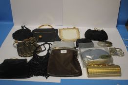 AN ASSORTMENT OF EVENING BAGS AND PURSES (14)