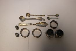 A COLLECTION OF SILVER AND WHITE METAL ITEMS TO INCLUDE SPOONS KNIVES ETC