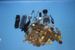 A QUANTITY OF COLLECTABLES TO INCLUDE PENS, COINS, SPOONS ETC