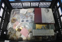 A COLLECTION OF BRITISH AND WORLD COINS, to include a 1996 uncirculated set, 2000 Queen Mother £5 in
