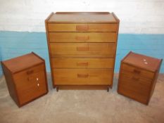 A RETRO TEAK BEDROOM SUITE TO INCLUDE A FIVE DRAWER CHEST OF DRAWERS AND TWO BEDSIDE CABINETS BY