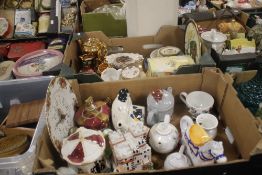 TWO TRAYS OF CERAMICS TO INCLUDE NOVELTY TEAPOTS (TRAYS NOT INCLUDED)