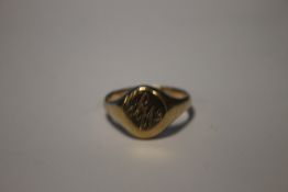 A 9CT GOLD SIGNET RING, ENGRAVED WITH INITIALS 