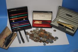 A COLLECTION OF ASSORTED PENS TO INCLUDE PARKER TOGETHER WITH A COLLECTION OF MODERN BRITISH COINS