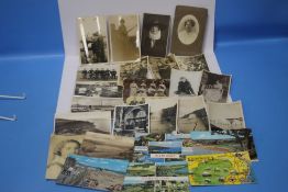 A SMALL COLLECTION OF ASSORTED POSTCARDS, TO INCLUDE SOME MILITARY TYPE EXAMPLES ETC