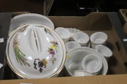 A TRAY OF ROYAL WORCESTER EVESHAM TEA AND DINNERWARE (TRAY NOT INCLUDED)