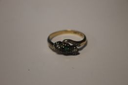 A 9CT GOLD LADIES DRESS RING WITH GREEN CENTRAL STONE
