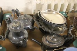 A TRAY OF ASSORTED METALWARE TO INCLUDE TEAPOTS (TRAY NOT INCLUDED)