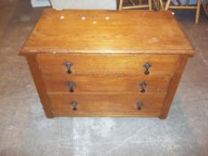A SOLID OAK VINTAGE THREE DRAWER CHEST OF DRAWERS