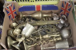 A TRAY OF BRASSWARE TO INCLUDE A PAIR OF PISTOLS, CANDLESTICKS, CUPS ETC