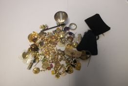 A QUANTITY OF COLLECTABLES TO INCLUDE COSTUME JEWELLERY, BADGES ETC