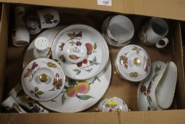 A TRAY OF ROYAL WORCESTER EVESHAM TEA AND DINNERWARE (TRAY NOT INCLUDED)