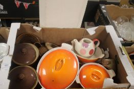 A TRAY OF ASSORTED CERAMICS ETC TO INCLUDE LE CREUSET (TRAY NOT INCLUDED)